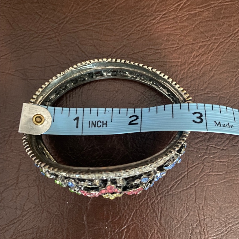 Floral Patterned Rhinestone Bracelet - Picture 7 of 9